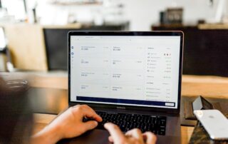 Verkopen via advertenties. Hoe Advertising tot meer klanten leidt! 2 online-adverteren-laptop