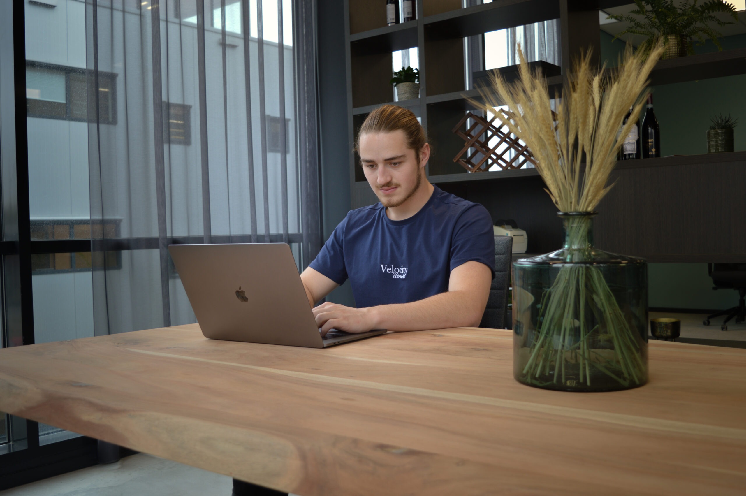 Bram achter een macbook
