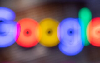 Alles over Performance Max campagnes 3 Google letters van het logo vaag